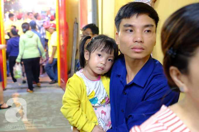 Hàng ngàn người cầm nhang viếng chùa Bà Bình Dương nửa đêm, mang theo cả con nít khiến trẻ nhỏ hít khói mệt nhoài - Ảnh 12. Hàng ngàn người cầm nhang viếng chùa Bà Bình Dương nửa đêm, mang theo cả con nít khiến trẻ nhỏ hít khói mệt nhoài - Ảnh 12.