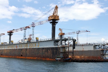 Buộc di dời tàu trăm tỉ “nằm ì” trên vùng biển Khánh Hòa