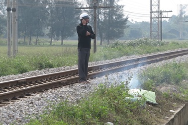 Nghe điện thoại trên đường ray, người đàn ông bị tàu tông tử vong