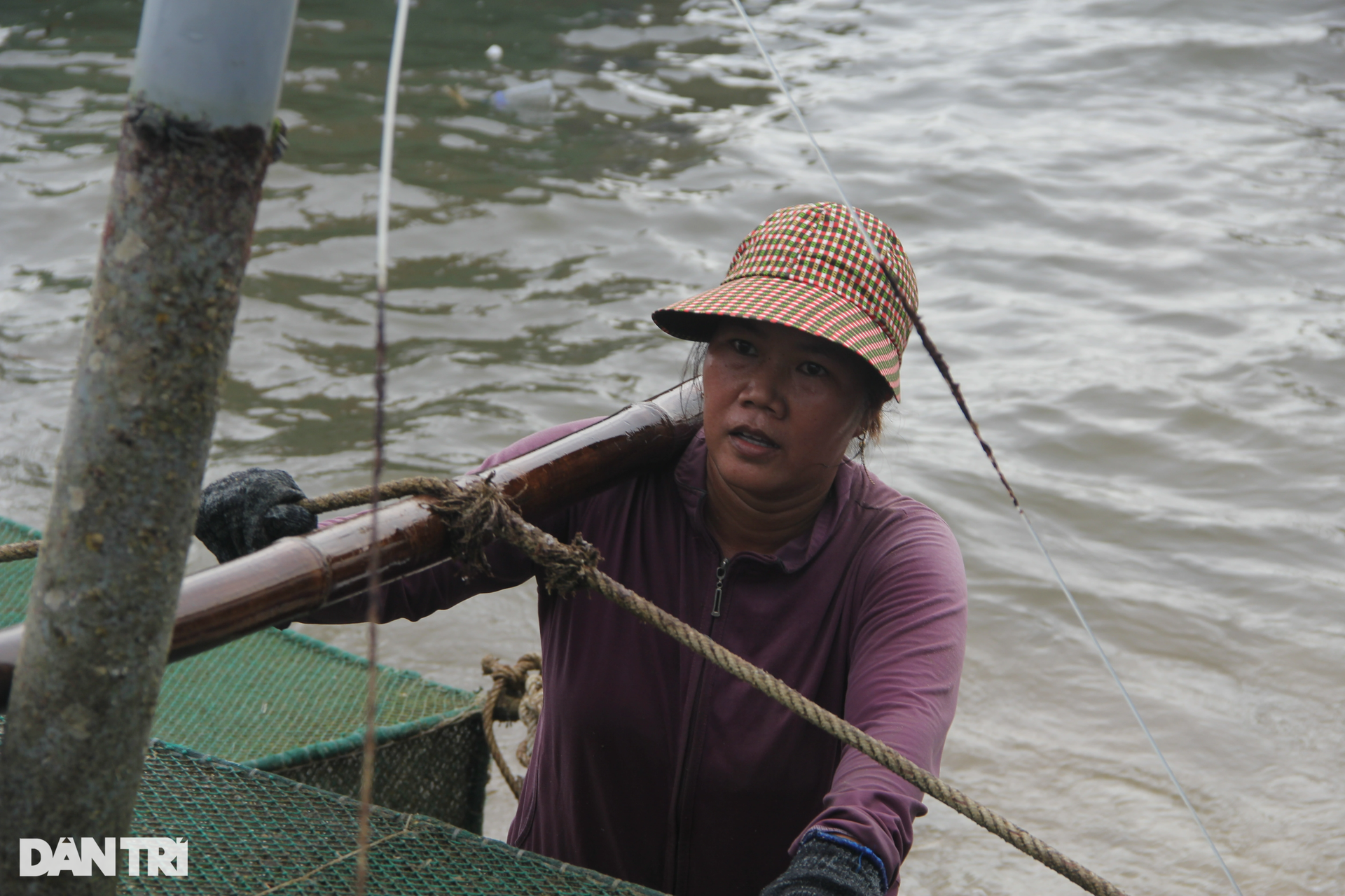 Phụ nữ, người già làng biển hối hả cõng tài sản tránh bão Noru - 10 Phụ nữ, người già làng biển hối hả cõng tài sản tránh bão Noru - 10