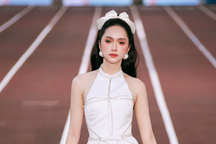 Hương Giang làm vedette, catwalk trên sân vận động