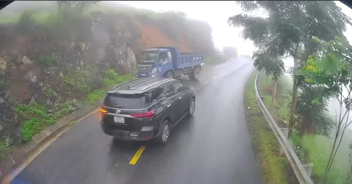 Lấn làn vượt ẩu, chiếc Fortuner dồn xe ben lao vào vách núi
