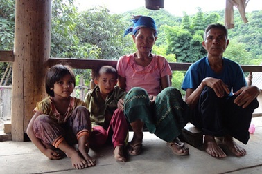 Niềm vui cho những mối tình Việt - Lào “vắt vẻo” đường biên