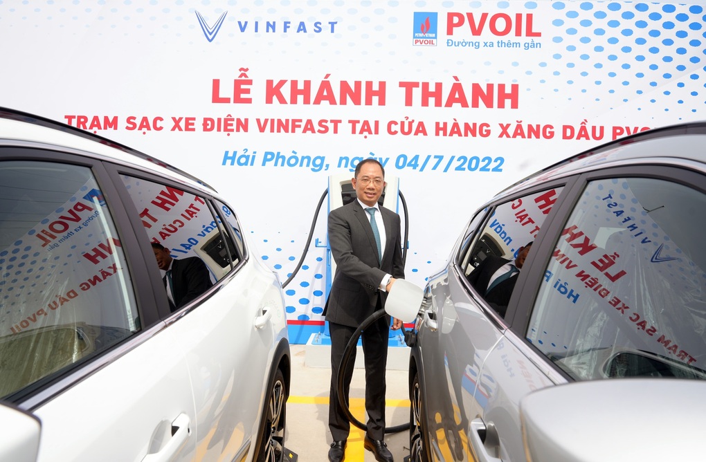 Khánh thành trạm sạc xe điện VinFast đầu tiên tại cửa hàng xăng dầu PVOIL - 3 Khánh thành trạm sạc xe điện VinFast đầu tiên tại cửa hàng xăng dầu PVOIL - 3