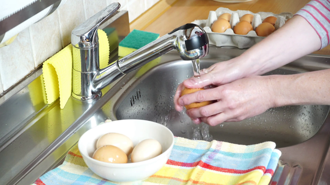 Trứng rất bổ nhưng chúng lại dễ bị hỏng chỉ vì một thói quen mà nhiều người thường làm trước khi cất vào tủ lạnh bảo quản - Ảnh 2. Trứng rất bổ nhưng chúng lại dễ bị hỏng chỉ vì một thói quen mà nhiều người thường làm trước khi cất vào tủ lạnh bảo quản - Ảnh 2.
