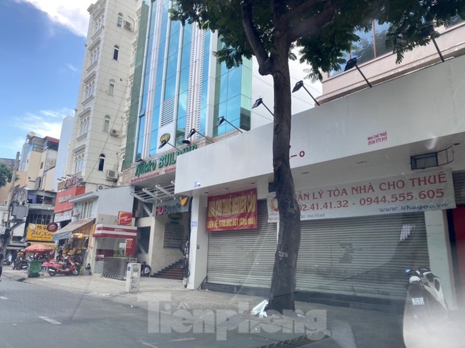 Nhà phố tiền tỷ thi nhau đóng cửa, treo biển cho thuê ở trung tâm Sài Gòn - 12 Nhà phố tiền tỷ thi nhau đóng cửa, treo biển cho thuê ở trung tâm Sài Gòn - 12