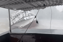 Khoảnh khắc tàu du lịch hạng sang ở Hạ Long bị đánh chìm do siêu bão Yagi