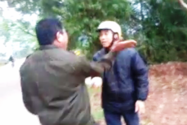 Đình chỉ công an xã giật điện thoại, tát chủ phương tiện