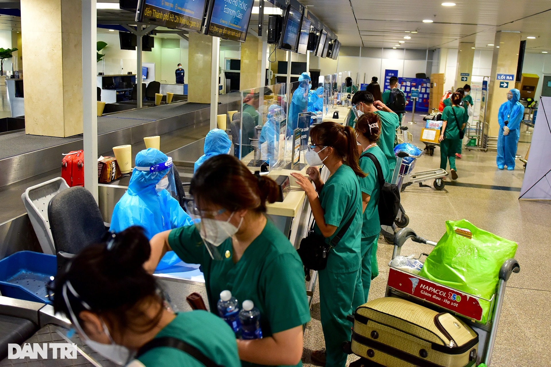 Nữ sinh Cao đẳng Y tế Bạch Mai rơi nước mắt không nỡ rời TPHCM - 10 Nữ sinh Cao đẳng Y tế Bạch Mai rơi nước mắt không nỡ rời TPHCM - 10