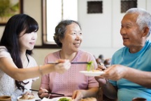 Độc lạ giới trẻ Trung Quốc: Bỏ việc, về quê trò chuyện với bố mẹ để có tiền