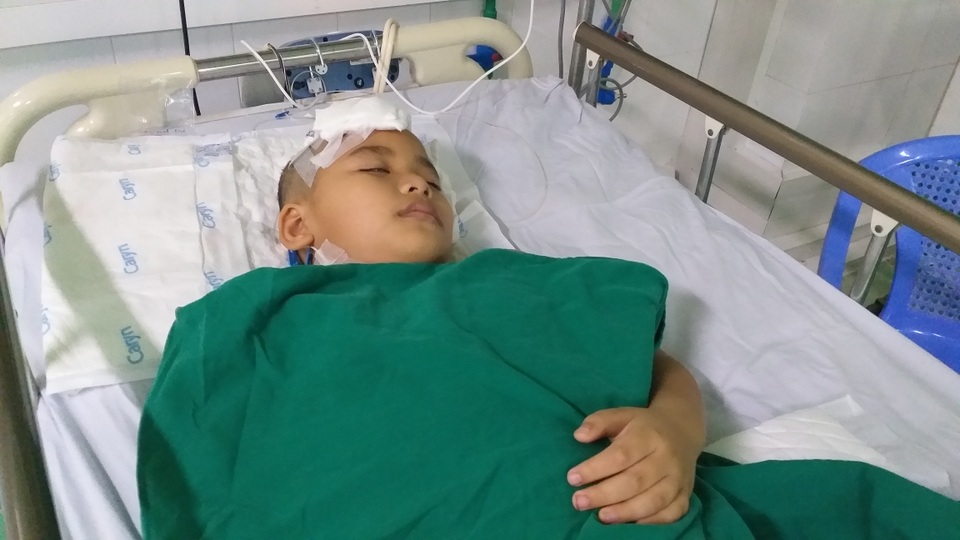 Xót thương cảnh cháu bé 9 tuổi bị xuất huyết não nằm bất động trên giường - 3 Xót thương cảnh cháu bé 9 tuổi bị xuất huyết não nằm bất động trên giường - 3