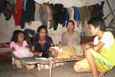 Bị bệnh nặng nhưng vẫn tần tảo nuôi chồng liệt và 3 đứa con động kinh 