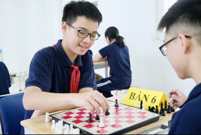 Học sinh tham gia thi đấu môn cờ vua.