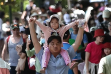 Người dân TPHCM ùn ùn đổ về Thảo Cầm Viên tránh nóng