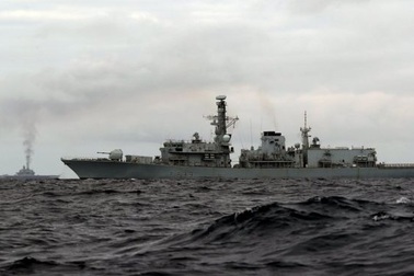 Anh triển khai 2 tàu chiến đối phó với đội tàu của Nga