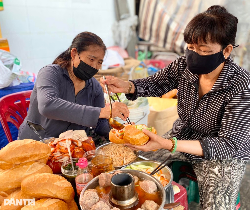 Mâm bánh mì có tên lạ xíu mại cù lao núp góc chợ, bán vèo 200 cái ở TPHCM - 5 Mâm bánh mì có tên lạ xíu mại cù lao núp góc chợ, bán vèo 200 cái ở TPHCM - 5