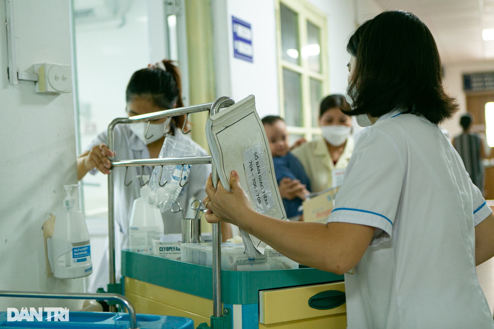 Hà Nội: Trẻ nhập viện tăng gấp 3 lần, mỗi bác sĩ gồng mình chăm 20 bệnh nhi - 13 Hà Nội: Trẻ nhập viện tăng gấp 3 lần, mỗi bác sĩ gồng mình chăm 20 bệnh nhi - 13