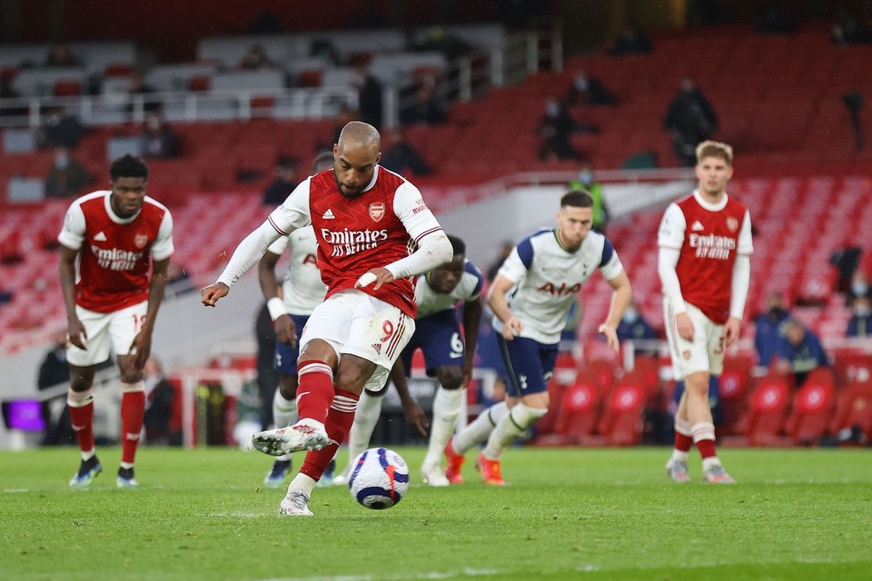 Arsenal 2-1 Tottenham: Lamela lập siêu phẩm Rabona và bị đuổi - 6 Arsenal 2-1 Tottenham: Lamela lập siêu phẩm Rabona và bị đuổi - 6