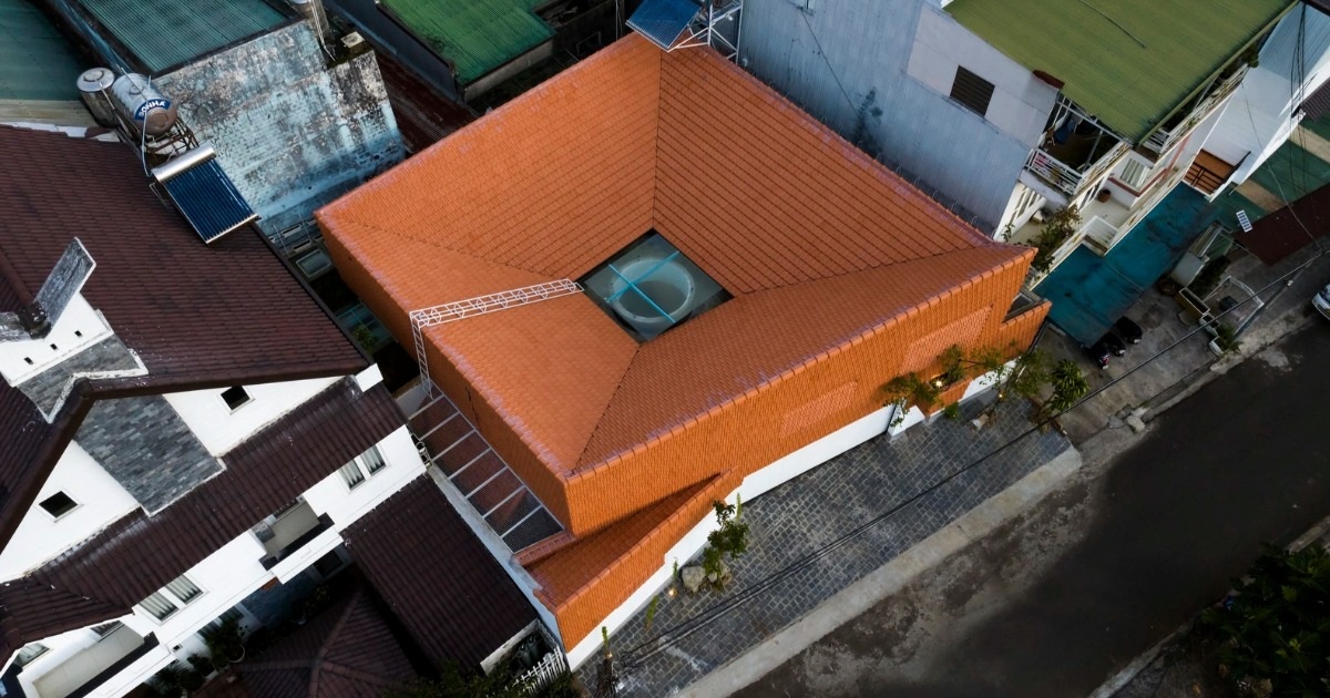 View - Căn nhà độc đáo với mái ngói ngược và chức năng "bẫy gió" tại Lâm Đồng | Báo Dân trí