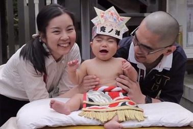 Lễ hội kỳ lạ, trẻ khóc càng to, bố mẹ càng... sướng