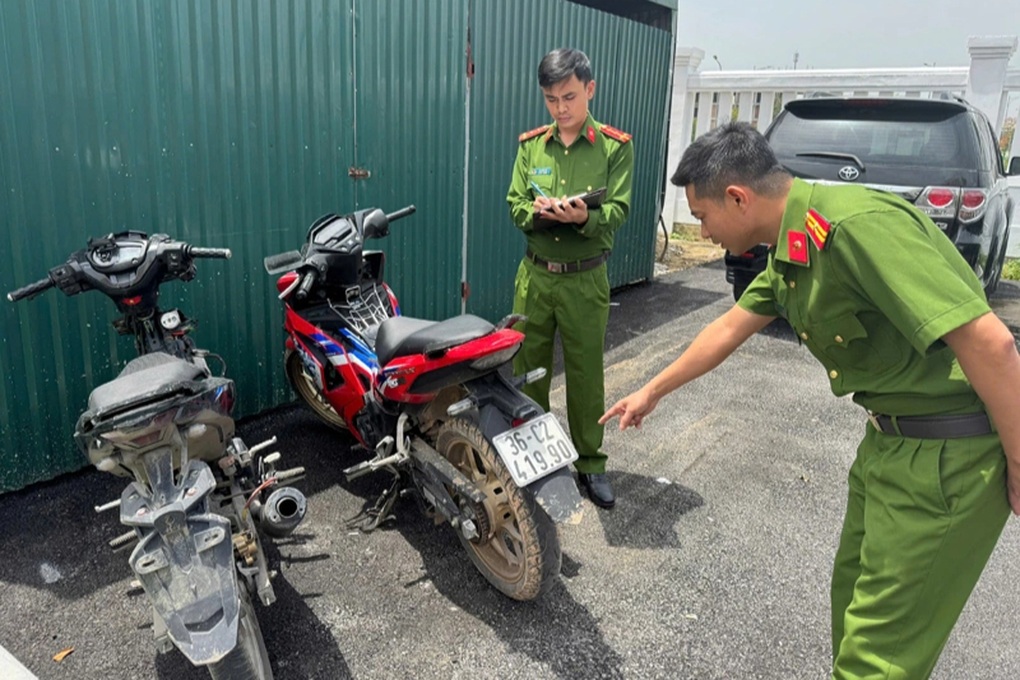 Hàng chục thanh niên đi xe máy, cầm dao kiếm đuổi chém nhau trên đường - 2 Hàng chục thanh niên đi xe máy, cầm dao kiếm đuổi chém nhau trên đường - 2