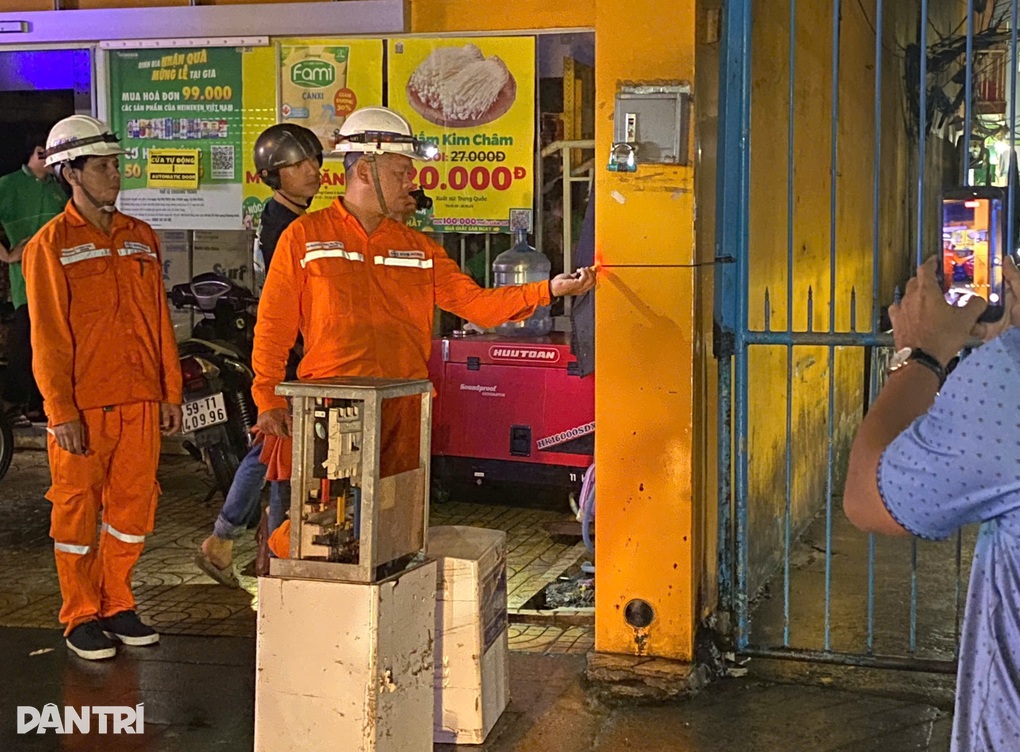 Thanh niên nghi bị điện giật khi đi qua đường ngập nước ở TPHCM - 2