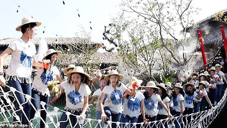 Cầu treo bất ngờ bị sập khi các người đẹp dự thi Hoa hậu Thái Lan - 4 Cầu treo bất ngờ bị sập khi các người đẹp dự thi Hoa hậu Thái Lan - 4