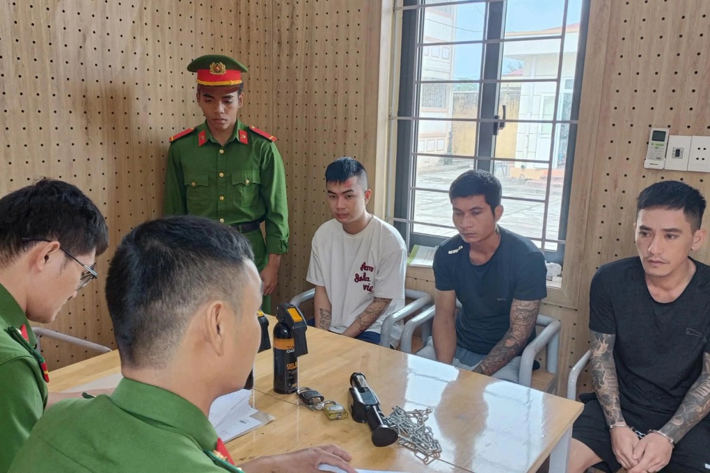 Nữ nhân viên quán karaoke bị xích chân, đánh đập do... không nghe lời - 1