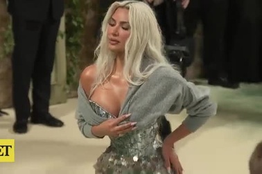 Vòng eo siêu thực của Kim Kardashian gây tranh cãi dữ dội