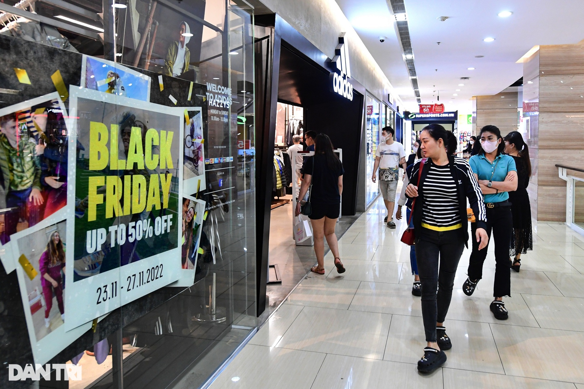 Lỉnh kỉnh túi lớn túi bé săn sale Black Friday, hóa đơn chục triệu đồng - 9 Lỉnh kỉnh túi lớn túi bé săn sale Black Friday, hóa đơn chục triệu đồng - 9