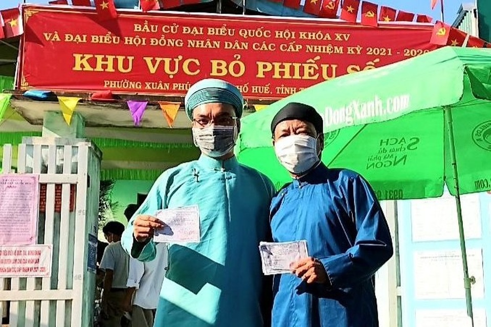Ấn tượng hình ảnh nam giới tại Huế mặc áo dài đi bầu cử - 3 Ấn tượng hình ảnh nam giới tại Huế mặc áo dài đi bầu cử - 3