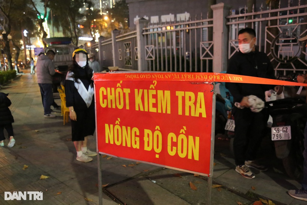 Hà Nội: Hàng loạt nữ tài xế bị kiểm tra nồng độ cồn đêm 8/3 - 1 Hà Nội: Hàng loạt nữ tài xế bị kiểm tra nồng độ cồn đêm 8/3 - 1