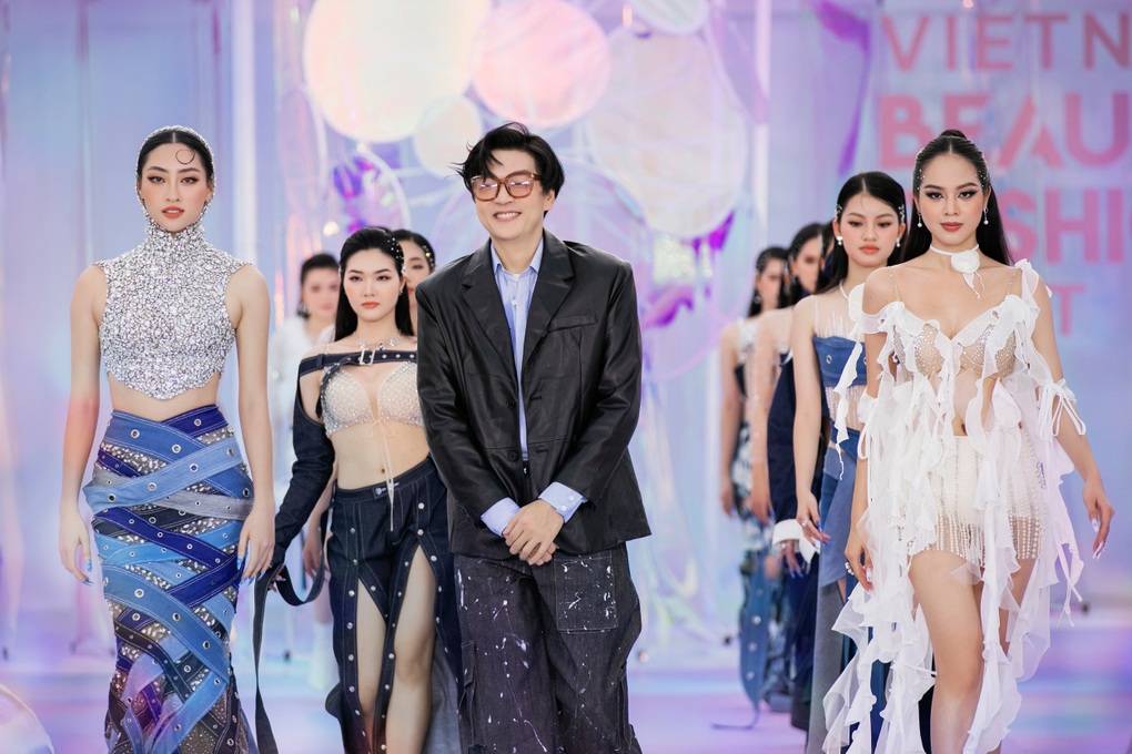 Hoa hậu Lương Thùy Linh gợi cảm, đá váy điêu luyện trong show thời trang - 4 Hoa hậu Lương Thùy Linh gợi cảm, đá váy điêu luyện trong show thời trang - 4
