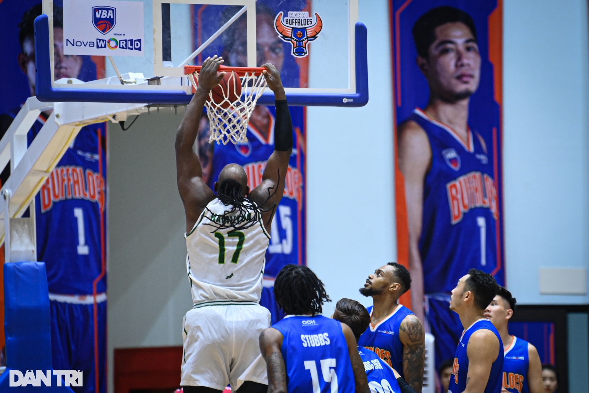 Mãn nhãn với những pha úp rổ đẳng cấp NBA của ngoại binh Hanoi Buffaloes - 6 Mãn nhãn với những pha úp rổ đẳng cấp NBA của ngoại binh Hanoi Buffaloes - 6