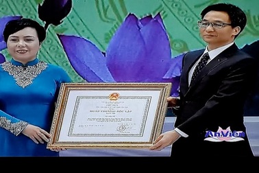 Trao Huân chương Độc lập hạng nhất cho Ngành Y tế Việt Nam
