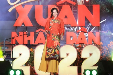 MC Quỳnh Hoa duyên dáng với áo dài