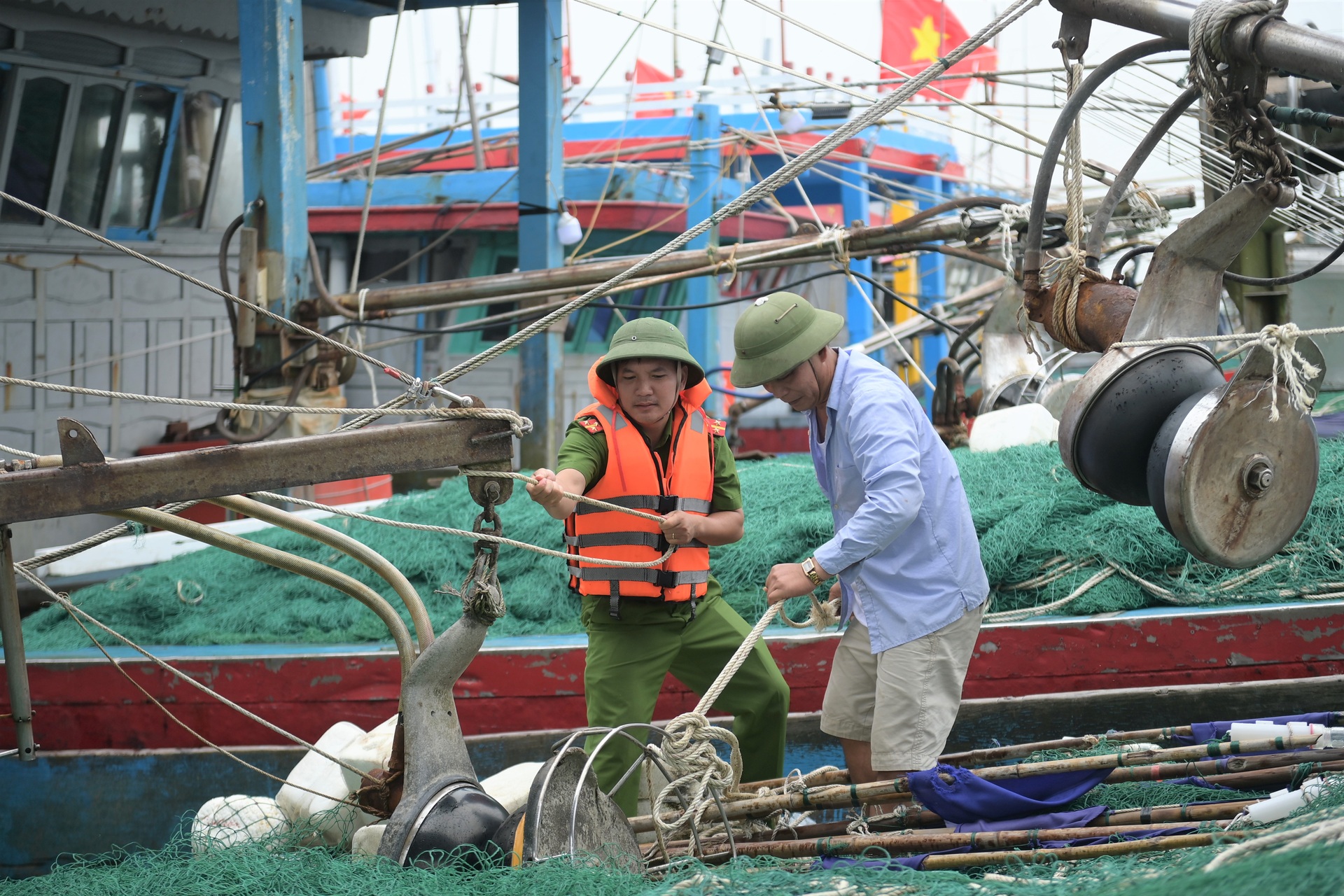 Ngư dân kéo tàu thuyền lên đường trước giờ bão đổ bộ - 13 Ngư dân kéo tàu thuyền lên đường trước giờ bão đổ bộ - 13