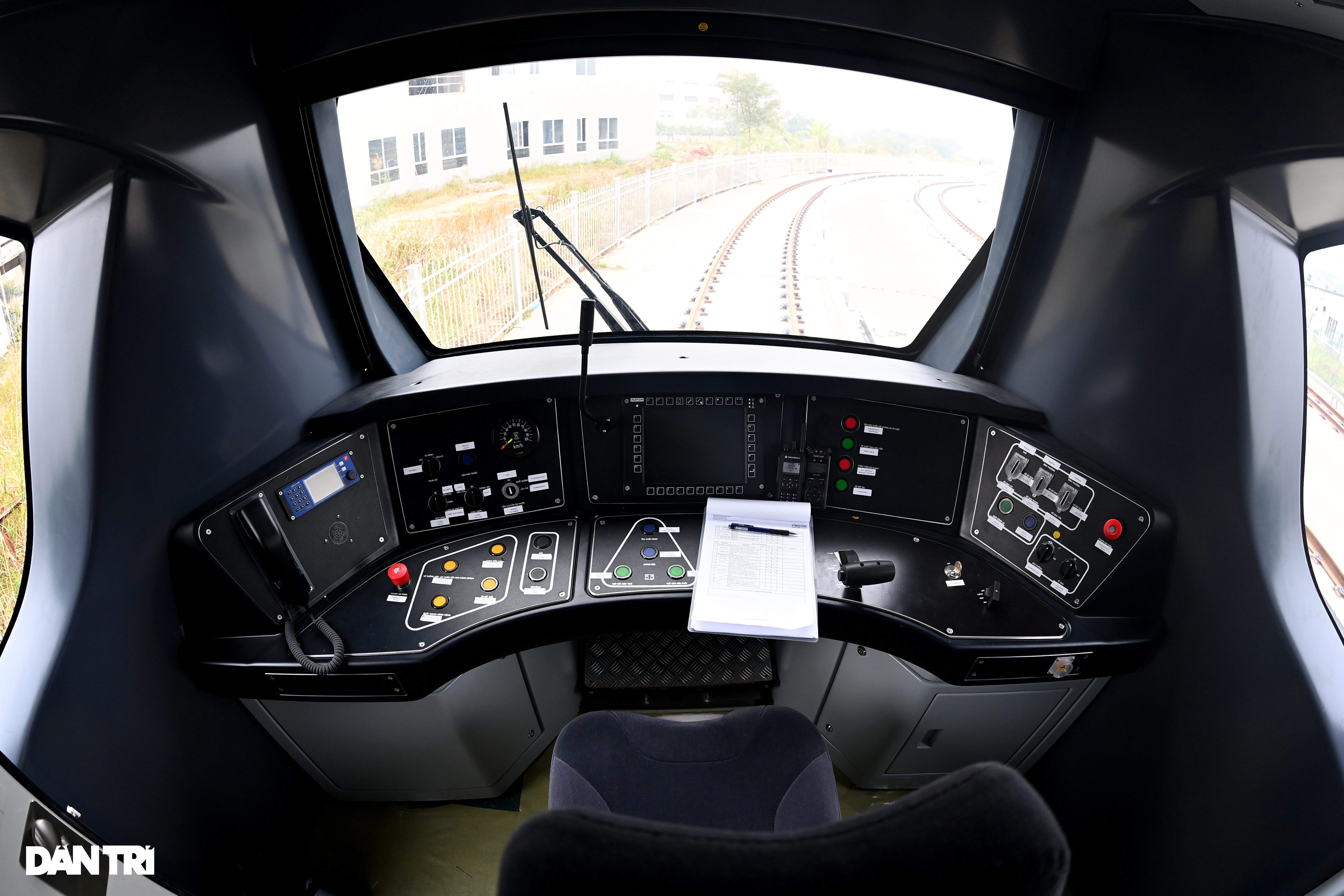 Cận cảnh bên trong đoàn tàu đầu tiên tuyến đường sắt Metro Nhổn - ga Hà Nội - 3 Cận cảnh bên trong đoàn tàu đầu tiên tuyến đường sắt Metro Nhổn - ga Hà Nội - 3