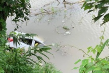 Nữ tài xế thoát chết sau khi lao ô tô xuống ao