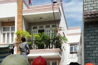 Giải cứu thanh niên cố thủ gần 1 giờ trên nóc nhà cao tầng