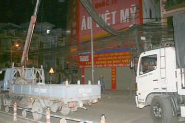 Kẹt xe lúc nửa đêm vì container vướng cáp viễn thông 