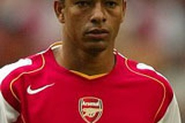 Gilberto tiếp tục gắn bó với Arsenal