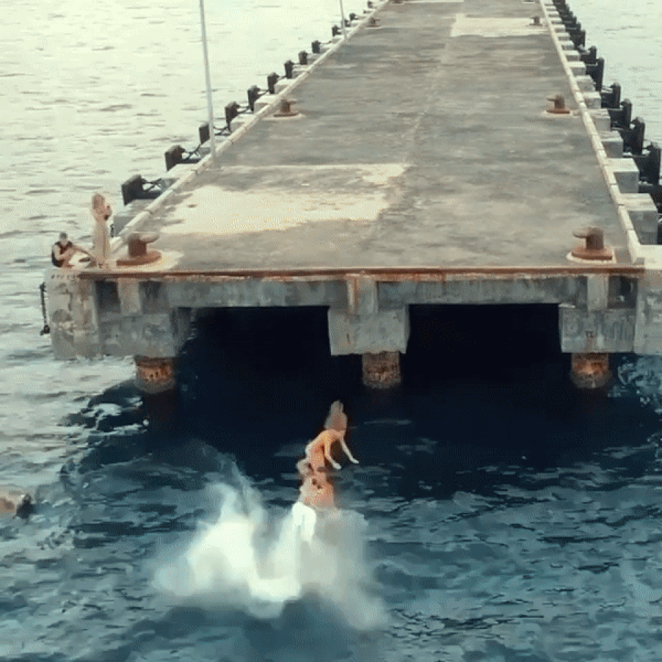 Khách Tây liều lĩnh phóng xe máy đèo cô gái mặc bikini diễn xiếc phía sau - 4 Khách Tây liều lĩnh phóng xe máy đèo cô gái mặc bikini diễn xiếc phía sau - 4