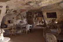 Tránh nóng như "địa ngục trần gian", người dân xuống lòng đất sống cho mát