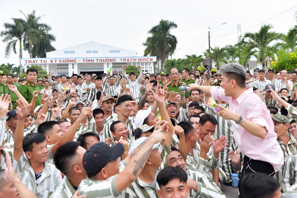 Đàm Vĩnh Hưng xúc động gặp lại phạm nhân từng song ca cách đây 5 năm - 1 Đàm Vĩnh Hưng xúc động gặp lại phạm nhân từng song ca cách đây 5 năm - 1