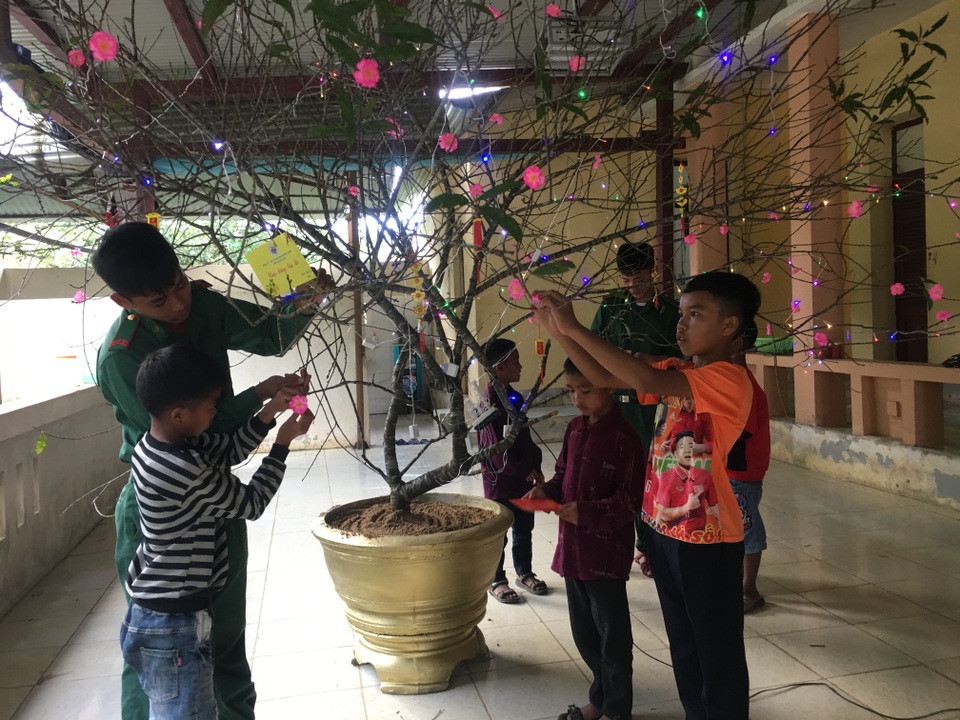 Tết đủ đầy của những cậu học trò người Rục là con nuôi đồn biên phòng - 1 Tết đủ đầy của những cậu học trò người Rục là con nuôi đồn biên phòng - 1