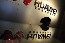 Cựu giám đốc CIA "tố" Huawei làm gián điệp cho Trung Quốc