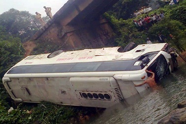 Xe khách lao xuống suối, 3 người tử nạn