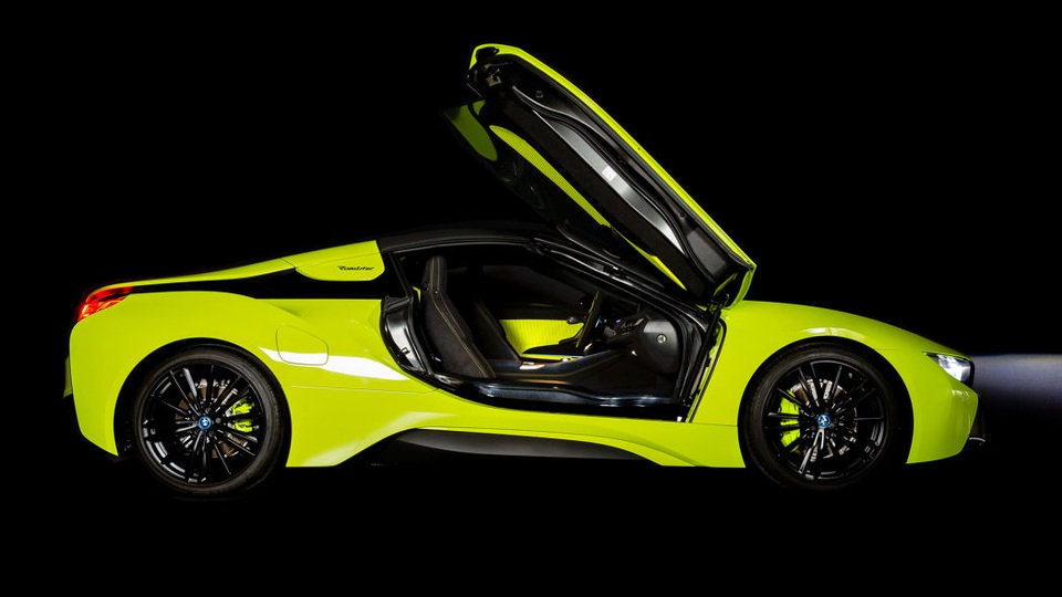 Cận cảnh chiếc BMW i8 Roadster màu xanh neon độc nhất vô nhị - 4 Cận cảnh chiếc BMW i8 Roadster màu xanh neon độc nhất vô nhị - 4