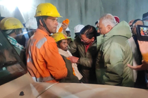 Ấn Độ giải cứu 41 công nhân mắc kẹt 17 ngày dưới đường hầm